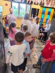 Instruktor wyjaśnia dzieciom zasady gry